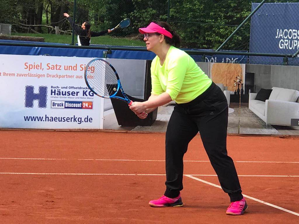 Mona Wiezoreck beim Tennis